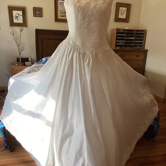 8) Wedding Gown: White Princess - Picture 6 of 10